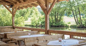 Außenterasse mit Blick auf die umliegende Natur